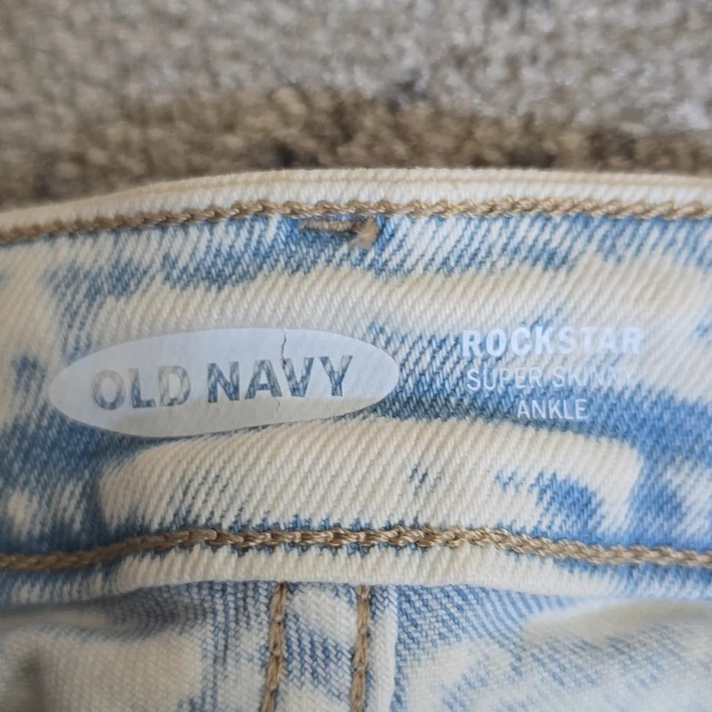 Old navy Acid Wash Jeans, size 4, ankle length, NWT - Picture 5 of 16